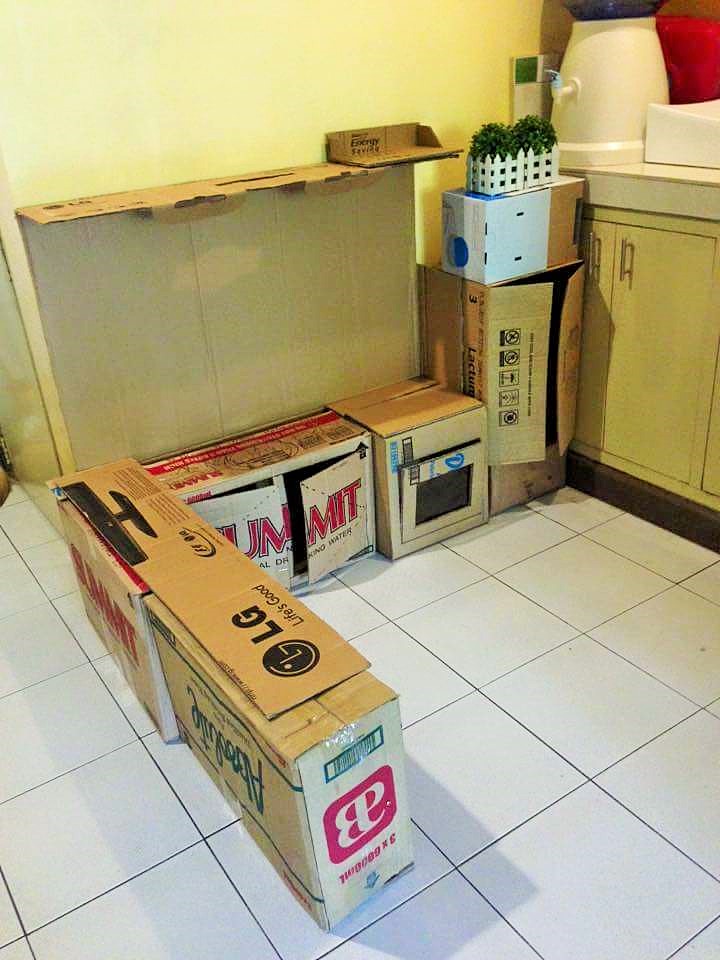 DIY-Play-Kitchen-Made-of-boxes-02