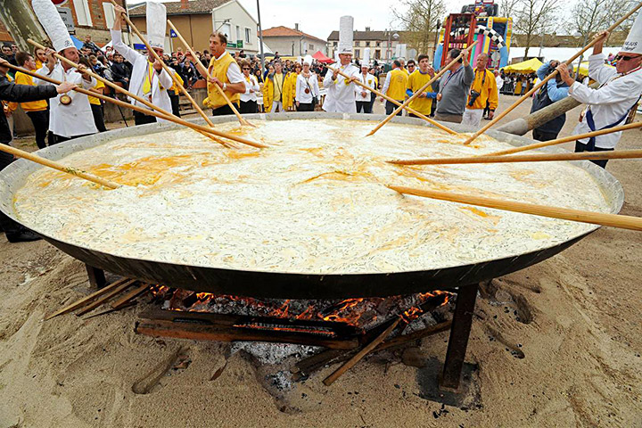 French Cook a Giant Omelette with 15 000 Eggs