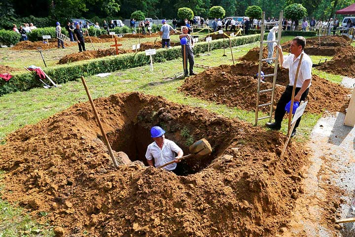 Hungary Gravediggers Compete in National Race